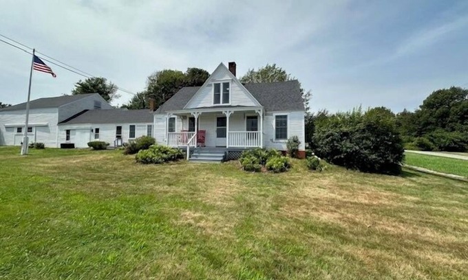 Mid-Coast and Islands Casa | Charming, Newly Renovated Harpswell Coastal Farmhouse- 4 comfortable Bedrooms, 2.5 Bath. Ocean v...