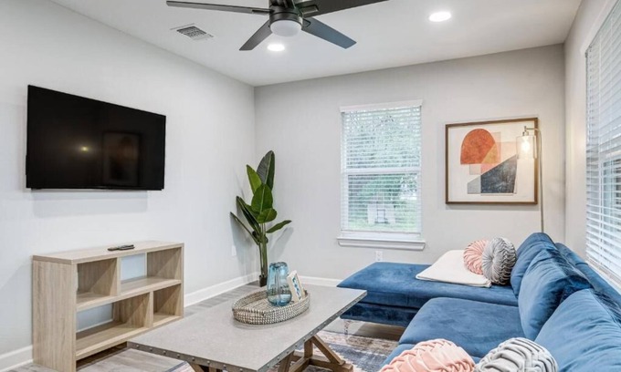 Brenham Casa | Charming, Newly Renovated 3-bedroom house minutes away from Downtown Brenham