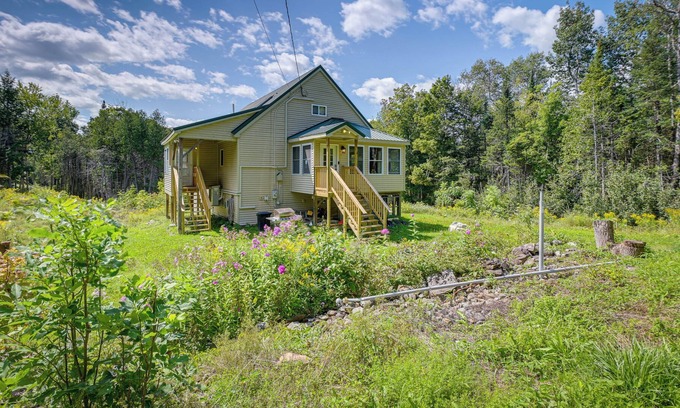 Newport Cabina | Charming Newport Cabin on 35 Acres!