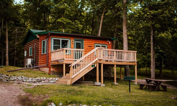 Puposky Cabina | Charming Northwoods Cabin - Large Deck & Scenic Views