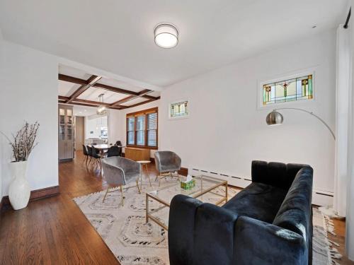 Oak Park Casa | Charming Oak Park 4BD 3,5BA and 2 Private Parking home