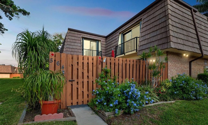 Palm Springs Casa | Charming Oasis, Hidden Gem In Palm Springs 2 Bedroom Townhouse by Redawning