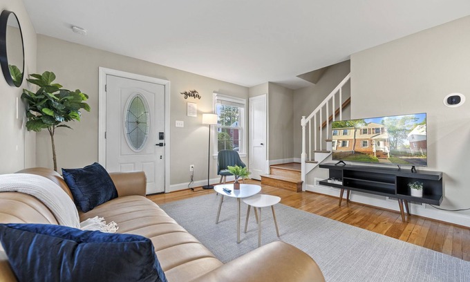 Huntington Casa | Charming Oasis near Metro: Arcade, Coffee, Parks