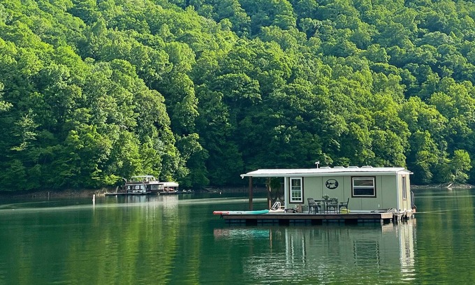 Fontana Dam Alquiler De Eote | Charming off-grid Floating Cabin / Houseboat on Lake Fontana