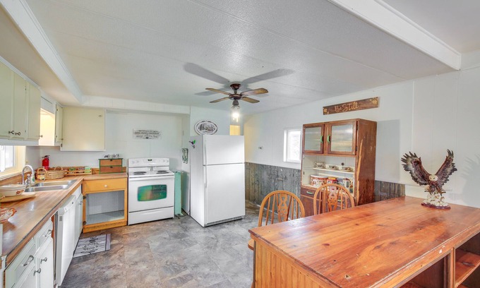 Libby Cabaña | Charming Old Farmhouse in Libby: Pets Welcome!