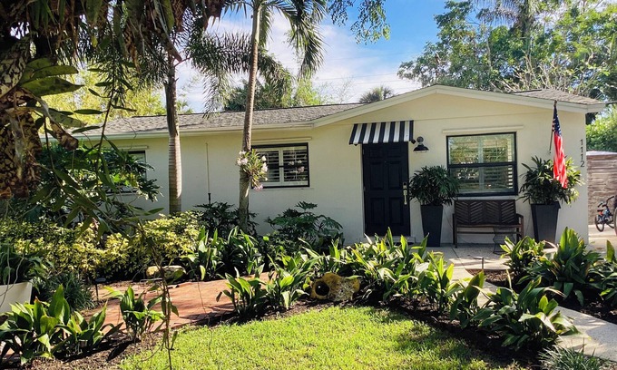 Central Naples Casa | Charming Olde Naples Bungalow