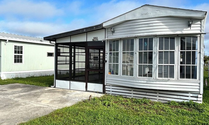 Fort Myers Beach Cabaña | Charming one bedroom cottage with AC, WiFi in fantastic Fort Myers Beach