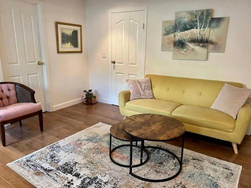 District of North Vancouver Casa | Charming one bedroom suit