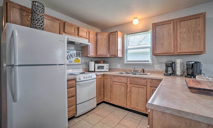 West Plains Casa | Charming One-Level Home w/ Deck, Walk to Dtwn