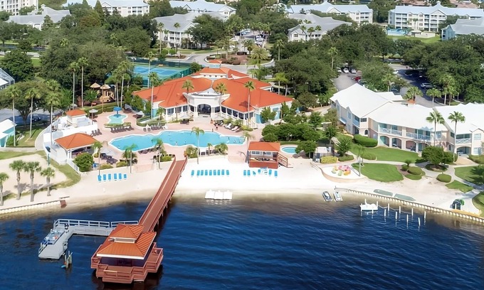 West Kissimmee Complejo | Charming Orlando resort with pools, outdoor fun, dining & recreation pavilion.