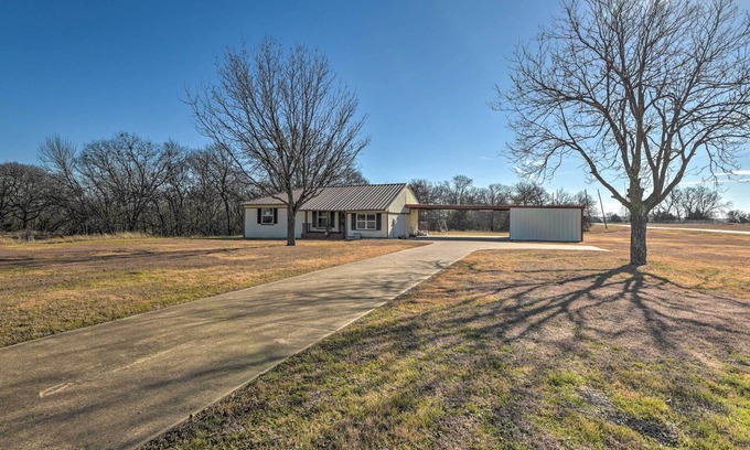 Ellis County Casa | Charming Palmer Family Home on 5 Acres!