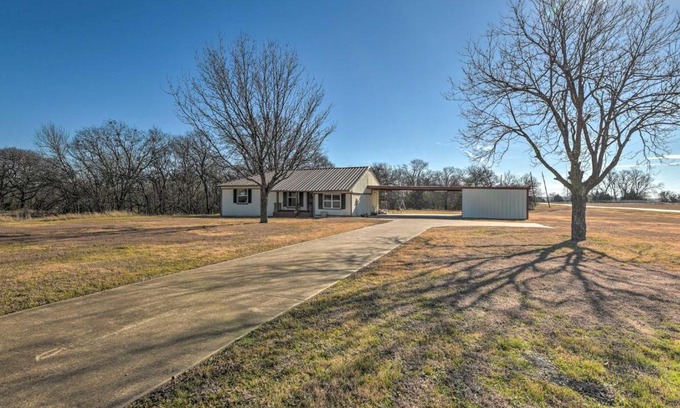 Ellis County Casa | Charming Palmer Family Home on 5 Acres!