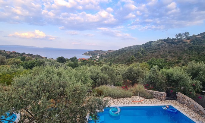 Livadi Casa | Encantadora villa enclavada entre olivos con impresionantes vistas al mar.