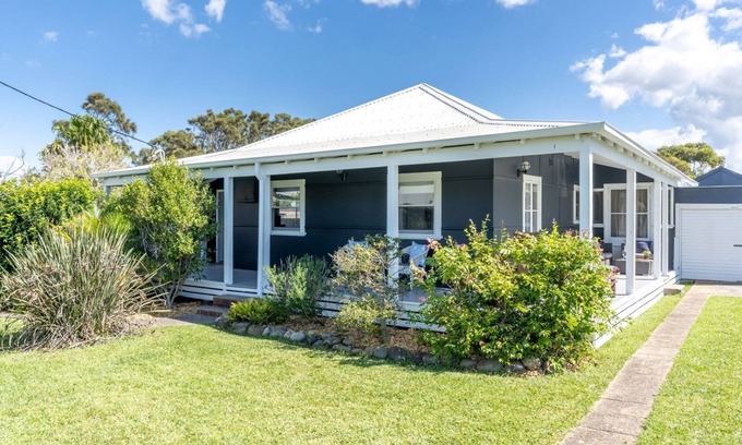 Culburra Beach Casa | Charming Pet friendly Beach Cottage - 100m to beach and lake