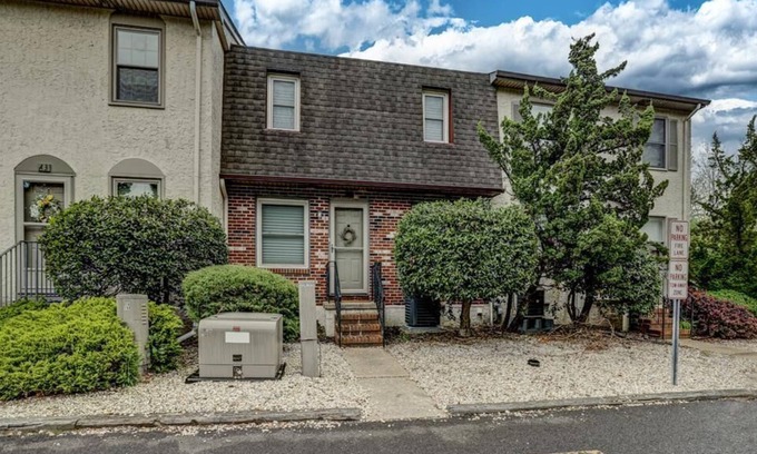 Lower Township Condominio | Charming PET FRIENDLY 2 bedroom 1 1/2 bath home recently updated.