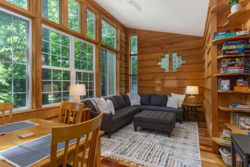 Black Mountain Casa | Charming Pet-Friendly Cottage Walkable to Town!