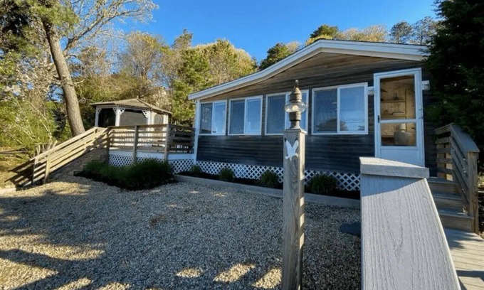 South Dennis Cabaña | Charming pet friendly cottage steps from Follins Pond.