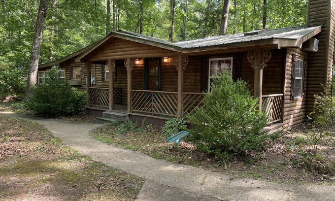 Iuka Cabina | Charming & Pet Friendly! Cabin in Iuka MS- near JP Coleman State Park