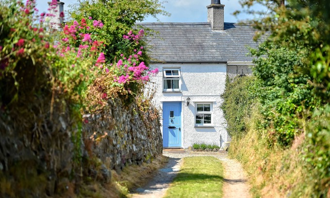 Llanengan Cabaña | Charming Pet-Friendly Cottage with Coastal Views near Abersoch | Tan-Y-Fynwent