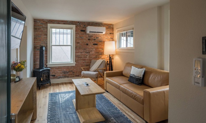 Historic Downtown Durango Apartamento | Charming Pet Friendly King One Bedroom Suite w/ Kitchen + Living