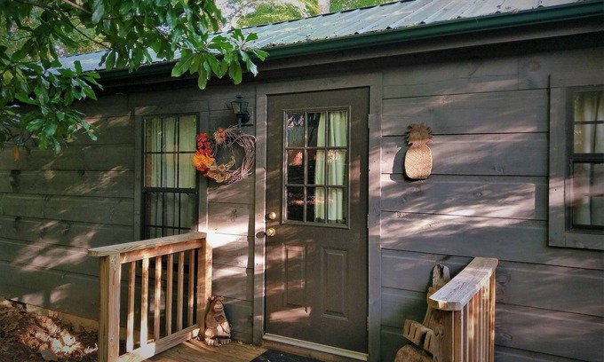 Lake Lure Cabina | Encantadora cabaña que admite mascotas con bañera de hidromasaje para dos: ¡su refugio de montaña perfecto!