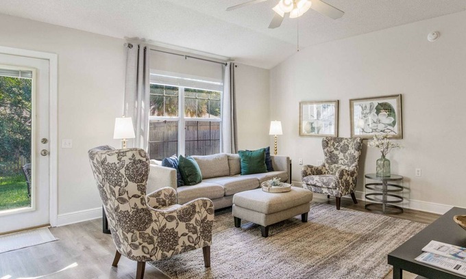 Ferry Pass Casa | Charming Pet friendly 3-bedroom house near UWF in Pensacola cozy fenced yard!