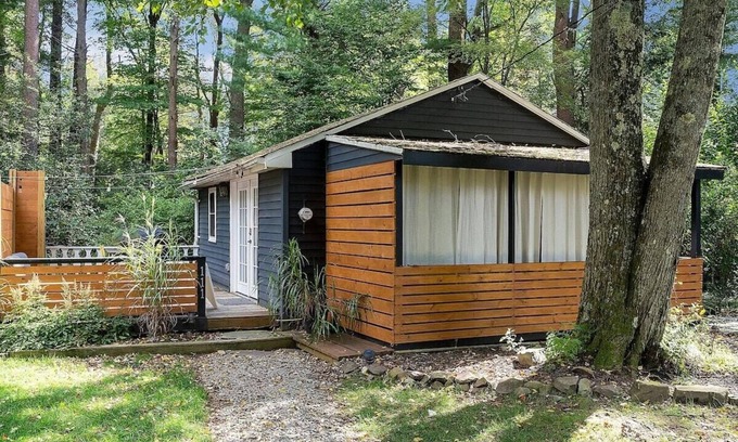 Pocono Pines Casa | Charming Pocono Bungalow | Couples Retreat