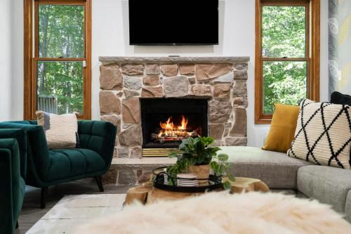 East Stroudsburg Casa | Charming Poconos retreat with hot tub & fireplace
