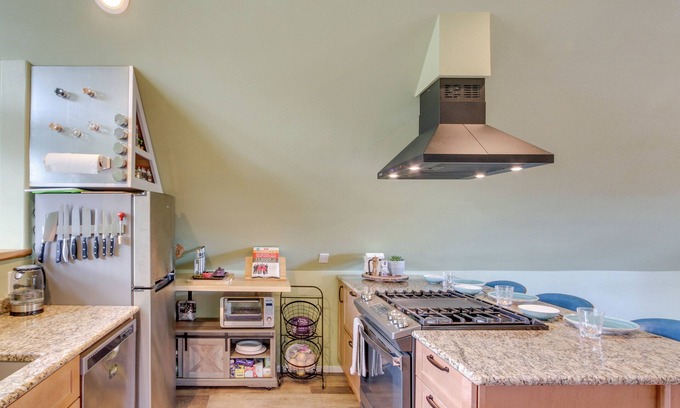 Port Angeles Apartamento | Charming Port Angeles Studio w/ Deck & Views!
