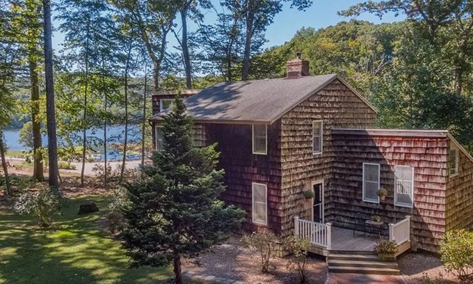 Cobalt Casa | Charming private home on the Connecticut River that comfortably sleeps 11 people