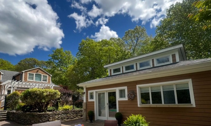 Wading River Apartamento | “Charming private studio, kitchenette setup, cable TV, private entrance.”