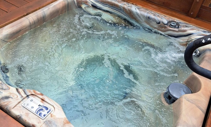 Humboldt Hill Apartamento | Charming Private Studio with hot tub.