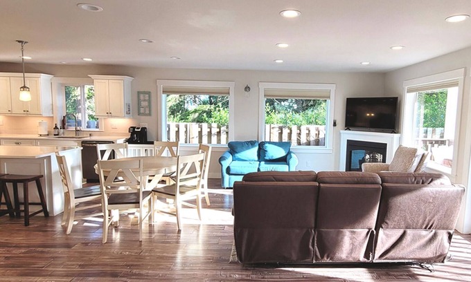 Pacific Beach Casa | Charming Private Retreat Near Beaches/Fully Fenced