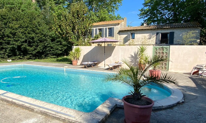 Arles Casa | Encantadora casa de campo provenzal en una exuberante vegetación
