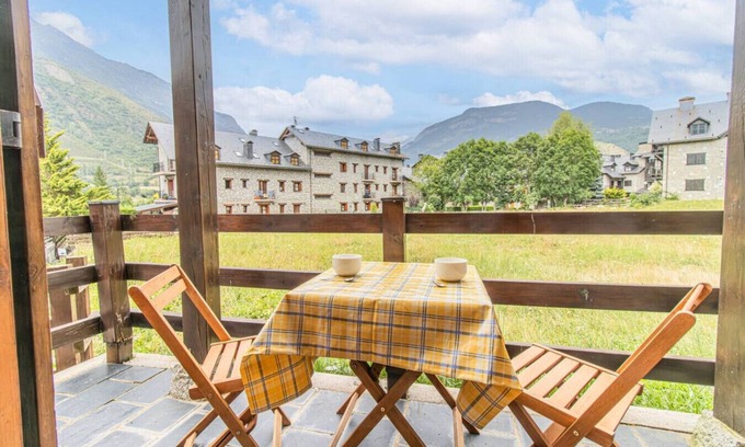Linsoles Apartamento | Charming Pyrenean Flat with Terrace, Views & Pool