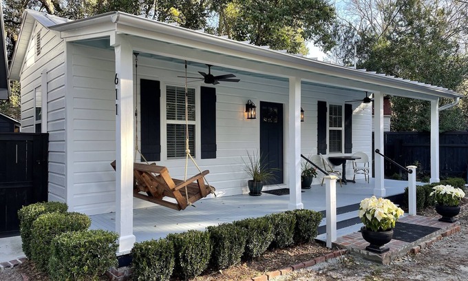 Summerville Historic District Cabaña | Charming & Quaint - Fully Restored Historic Cottage at Camellia Cottages