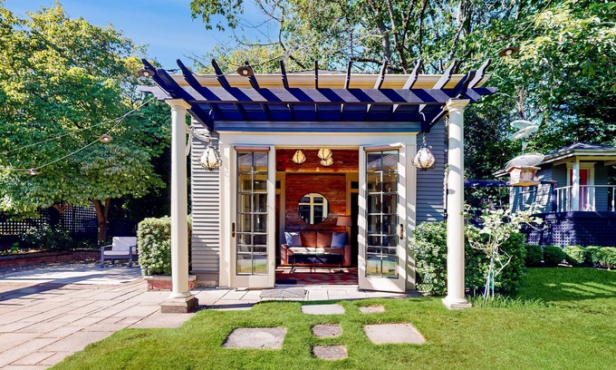 Queen Anne Apartamento | Charming Queen Anne Studio w/ Serene Garden, 1 Block to Kerry Park