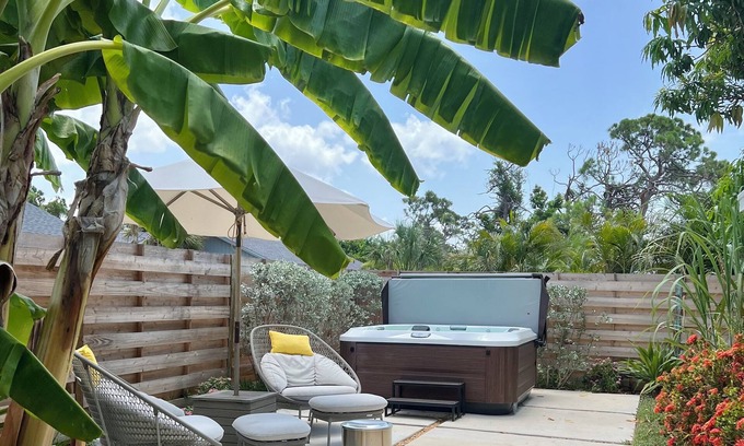 Rotonda West Casa | Charming, quiet, close to island beaches, jacuzzi, private back yard, near parks