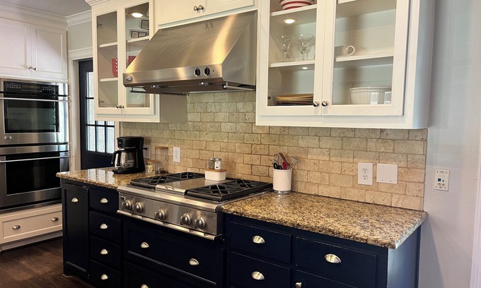 Hollywood - Santa Monica Casa | Charming Ranch - Near it All in East Dallas!
