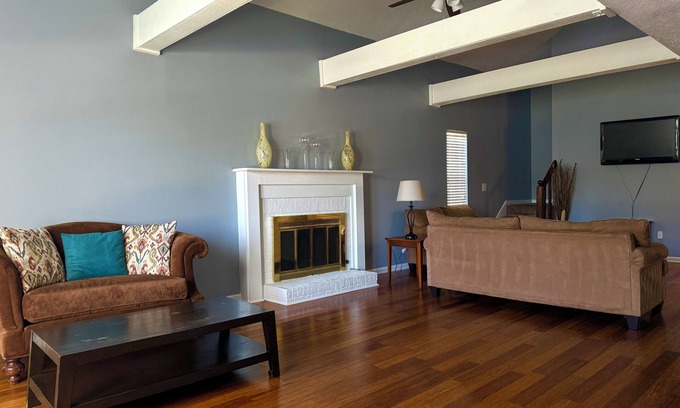 Mableton Casa | Charming Ray Of Sunshine