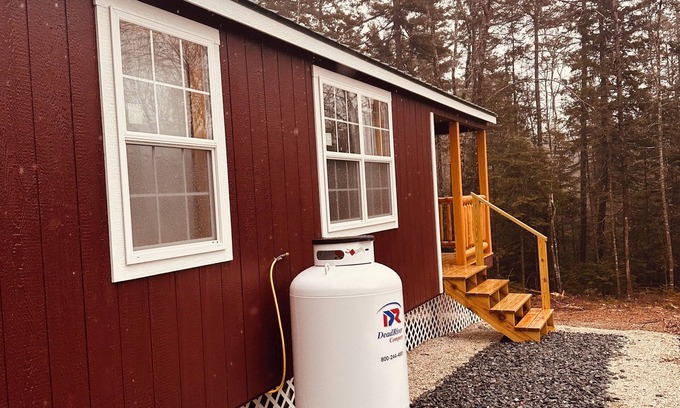 Surry Cabina | Charming Red Surry Cabin close to Acadia National Park and Bar Harbor