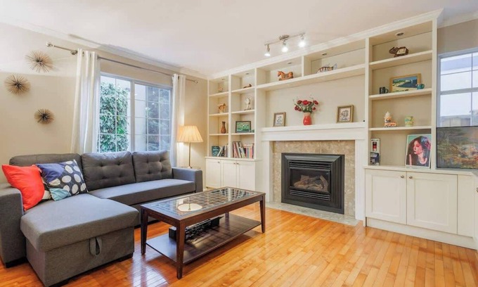Kitsilano Casa | Charming & Relaxing Family Haven: Garden ~ Parking