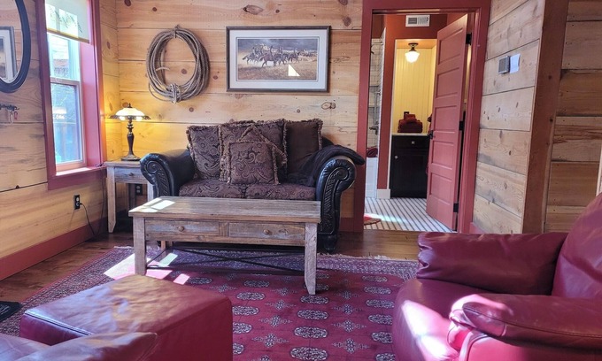 Winthrop Apartamento | Charming Rendezvous Suite in the Historic Guy Waring House-Downtown Winthrop!