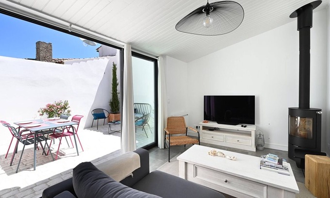 Les Portes-en-Re Casa | Casa antigua renovada con patio: 2 dormitorios, cocina equipada, salón y TV - Les Portes-en-Ré