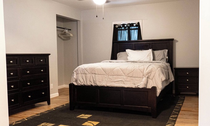 East Hartford Casa | Charming renovated 3-bedroom house.