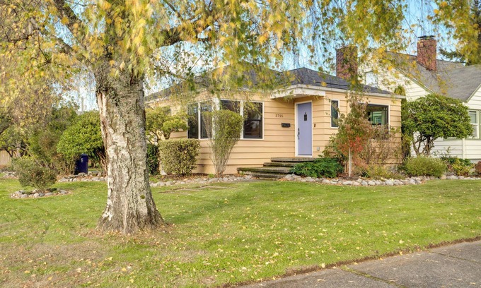 North End Cabaña | Charming Renovated Cottage - Walk to UPS & Proctor