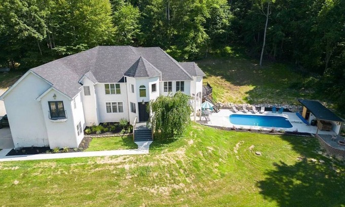 Jackson Complejo | Charming Resort Suite-withParkingPool,BBQ,drinks,HotTub,Lake,Camp,SportsCourt