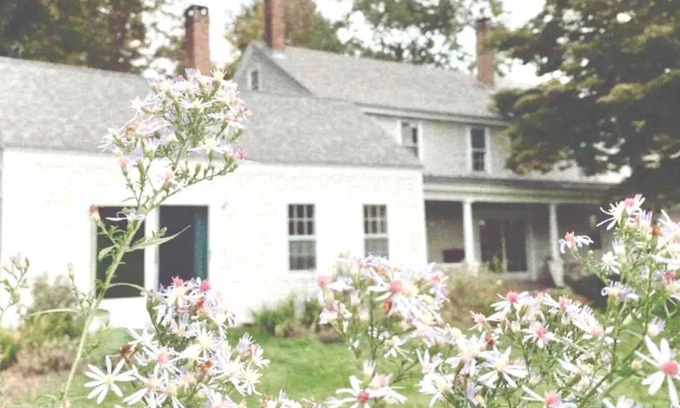 Harrisville Casa | Charming restored farmhouse in the heart of New England