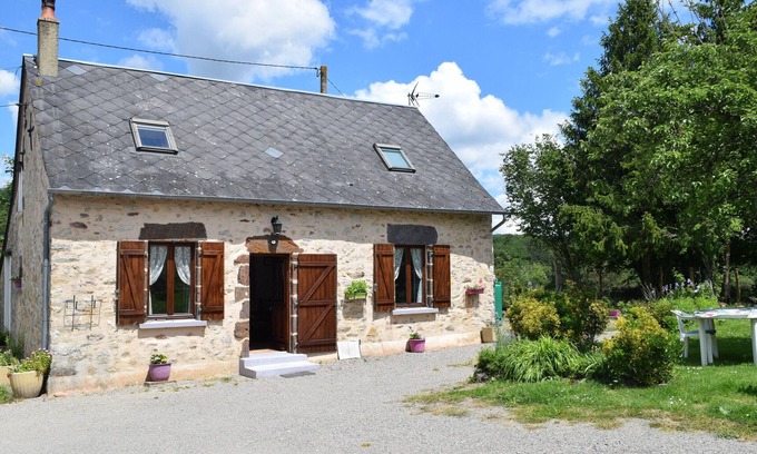 Crisse Cabaña | Encanto rural restaurado con chimenea en corazón del bosque, ideal para descansar