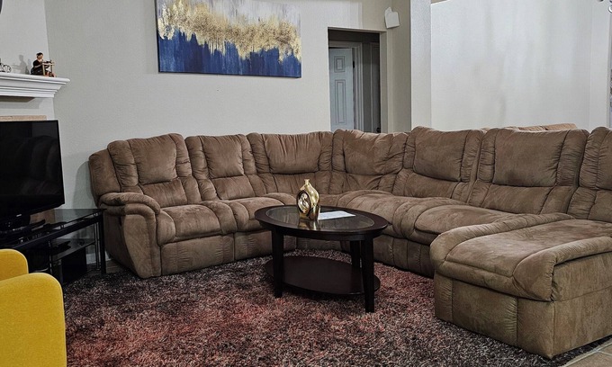Hutto Casa | Charming Retreat - 3b/2b King-Sized Bed